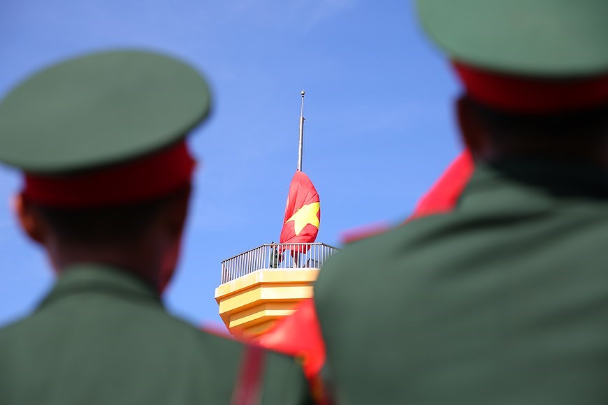 Церемония поднятия национального флага на самои высокои горе островного раиона Лишон hinh anh 4