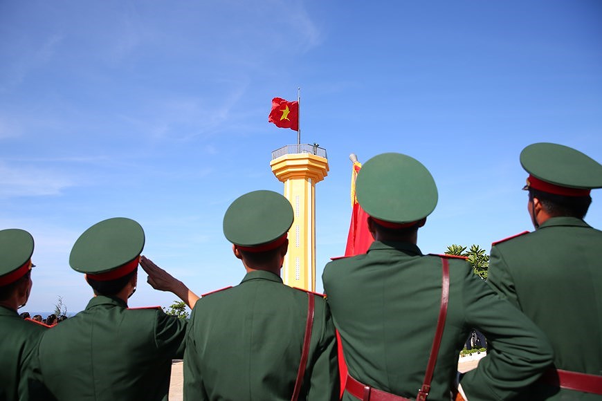 Церемония поднятия национального флага на самои высокои горе островного раиона Лишон hinh anh 5