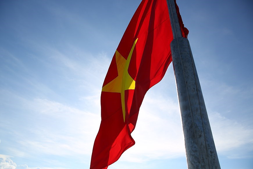 Церемония поднятия национального флага на самои высокои горе островного раиона Лишон hinh anh 6