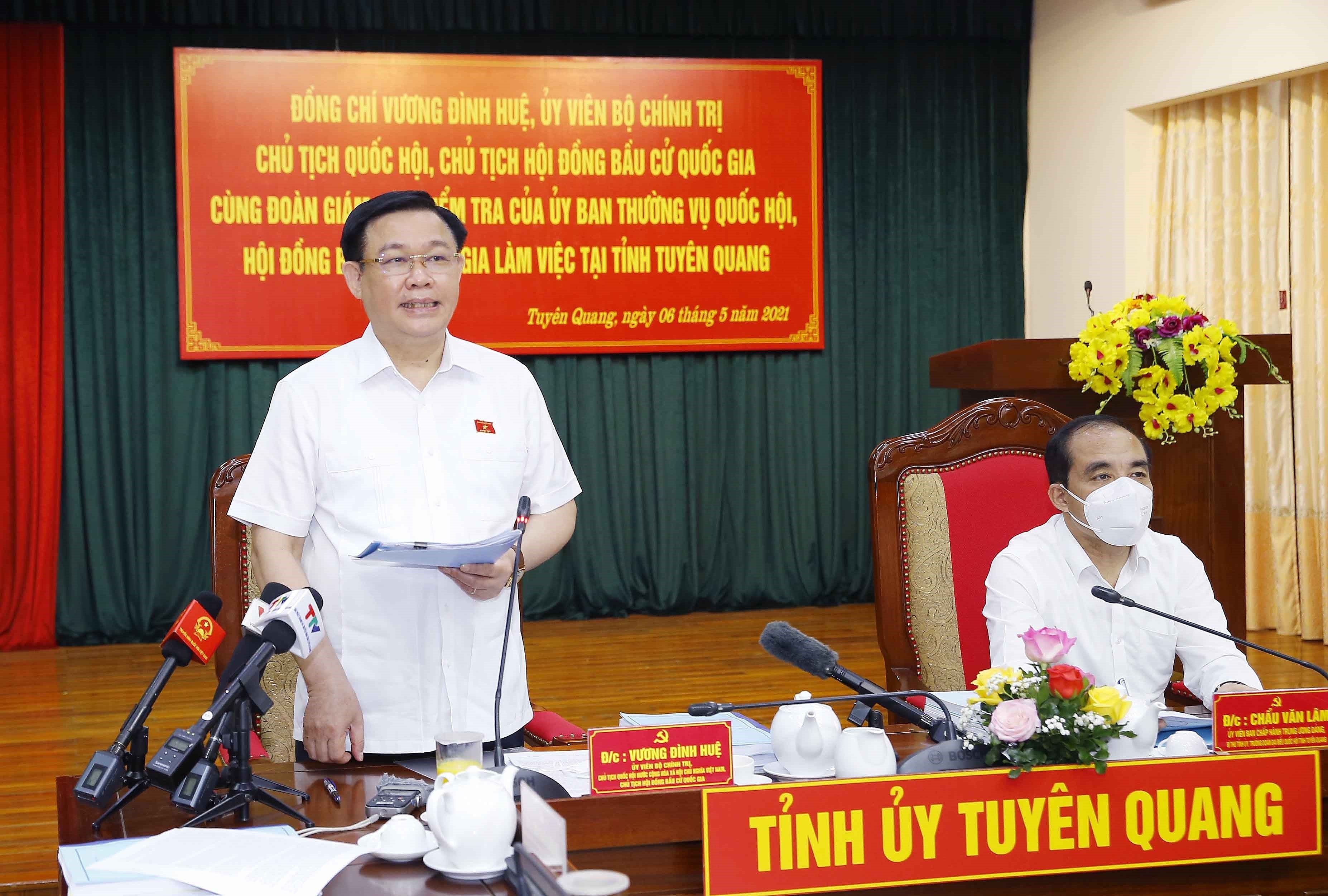 Председатель НС проверяет подготовку к выборам в провинции Туенкуанг hinh anh 4