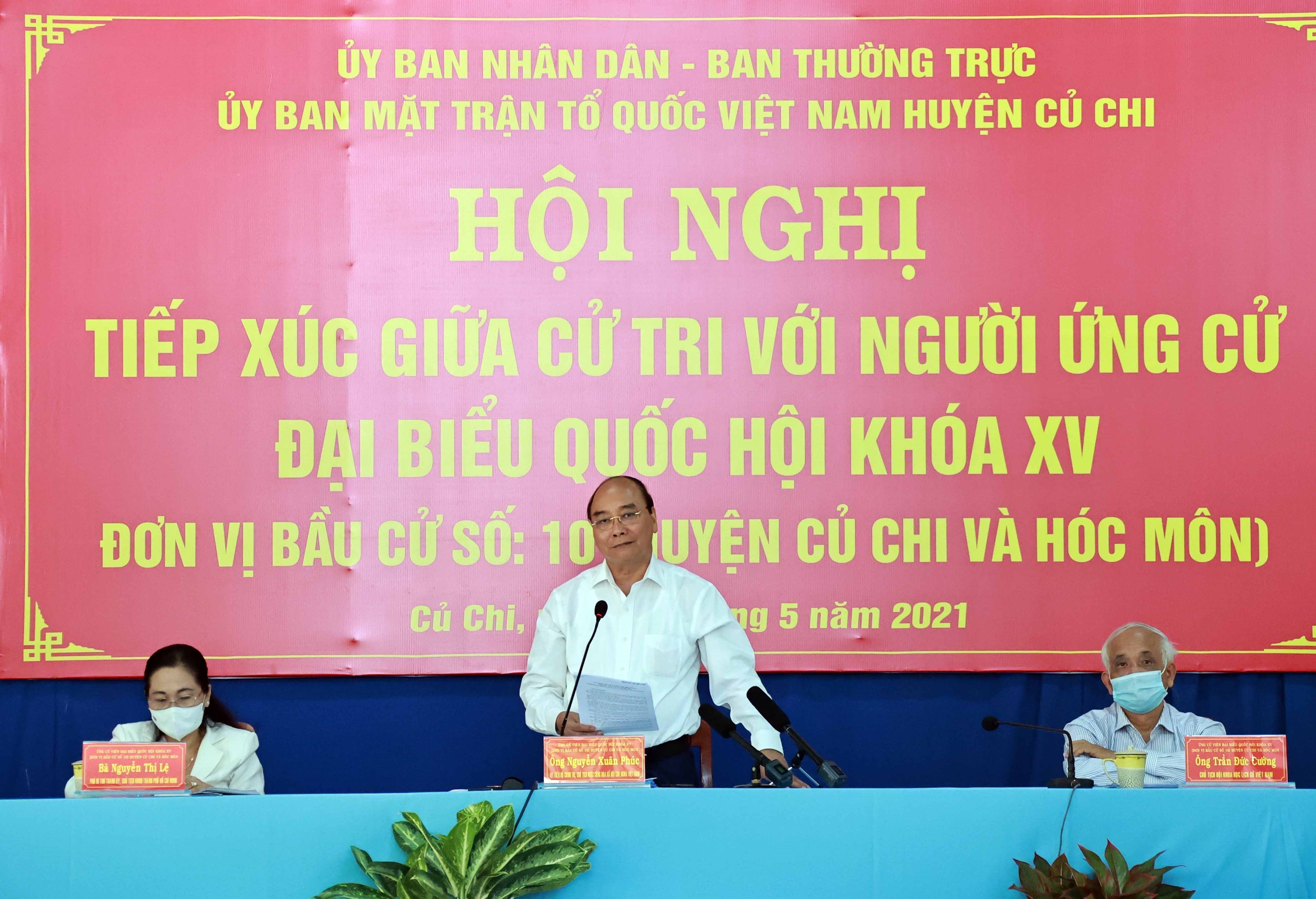 Президент Вьетнама Нгуен Суан Фук встретился с избирателями Хошимина hinh anh 1