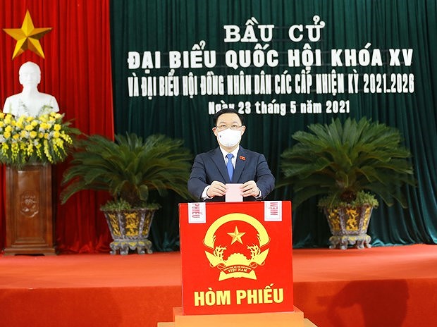 Председатель НС Выонг Динь Хюэ прибыл на голосование в Хаифон hinh anh 1
