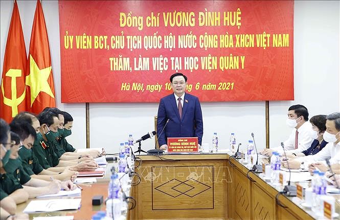 Председатель Национального собрания Выонг Динь Хюэ посетил Военно-медицинскую академию hinh anh 1
