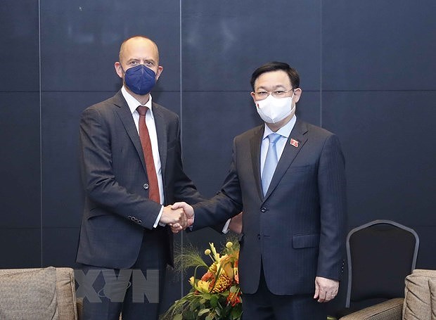 Председатель НC Выонг Динь Хюэ принял руководителеи Siemens Energy Corporation hinh anh 1
