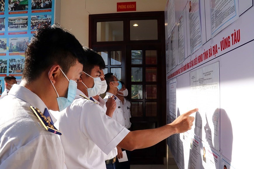 Бариа-Вунгтау проводит досрочное голосование для офицеров и солдат на морскои платформе hinh anh 4
