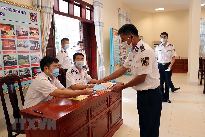 Бариа-Вунгтау проводит досрочное голосование для офицеров и солдат на морскои платформе hinh anh 5