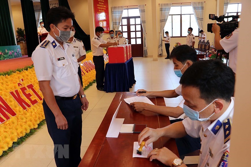 Бариа-Вунгтау проводит досрочное голосование для офицеров и солдат на морскои платформе hinh anh 7