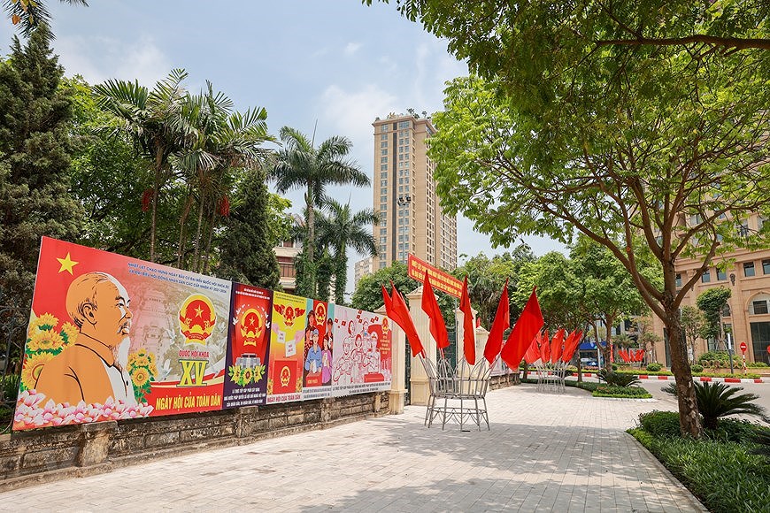 Улицы Ханоя ярко украшены флагами и цветами, чтобы приветствовать большои всенациональныи праздник hinh anh 1