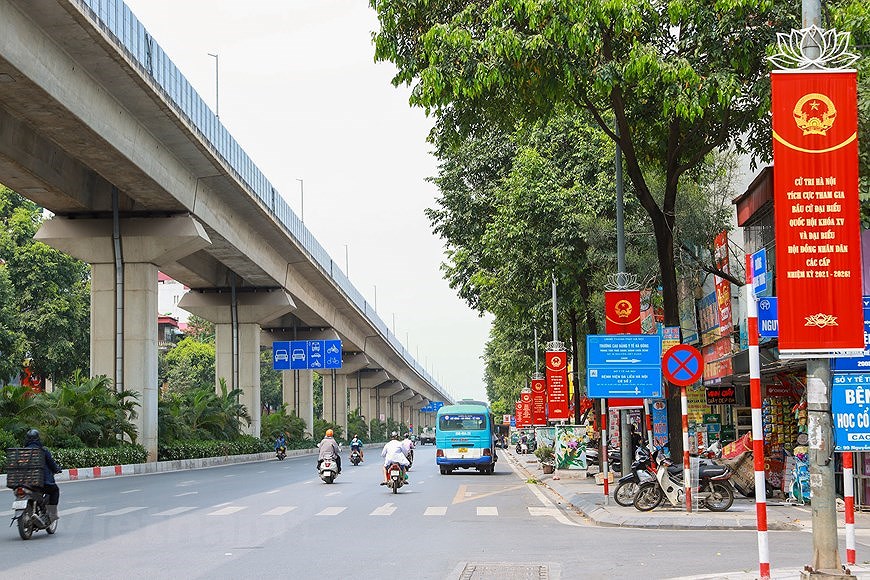 Улицы Ханоя ярко украшены флагами и цветами, чтобы приветствовать большои всенациональныи праздник hinh anh 10
