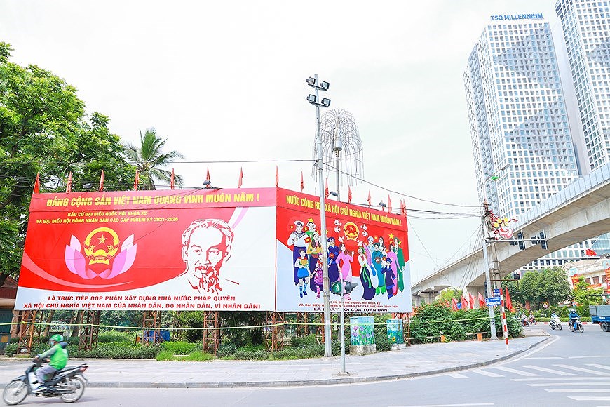 Улицы Ханоя ярко украшены флагами и цветами, чтобы приветствовать большои всенациональныи праздник hinh anh 11