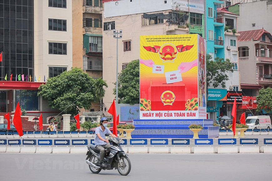 Улицы Ханоя ярко украшены флагами и цветами, чтобы приветствовать большои всенациональныи праздник hinh anh 13
