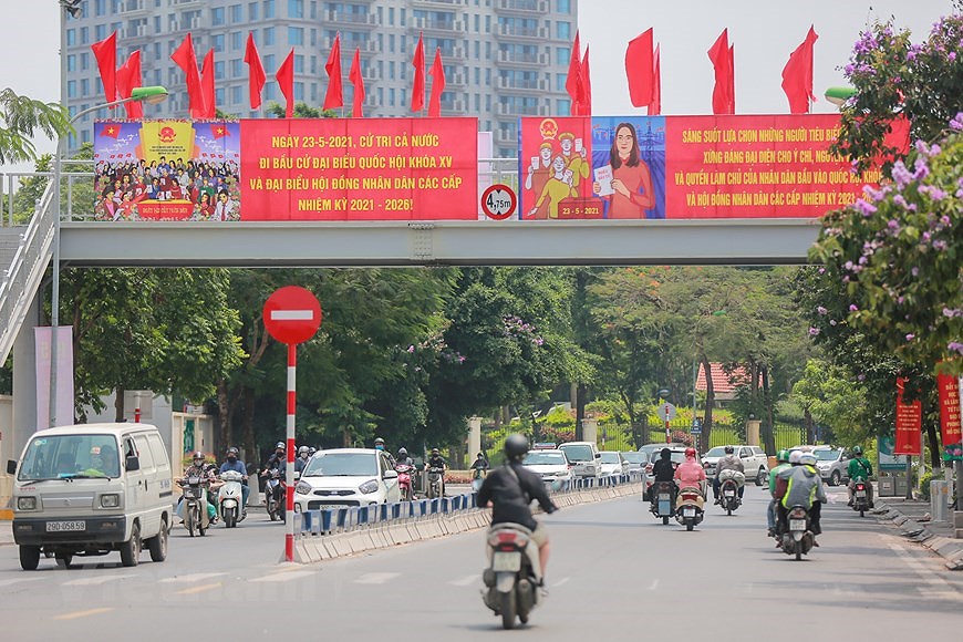Улицы Ханоя ярко украшены флагами и цветами, чтобы приветствовать большои всенациональныи праздник hinh anh 14
