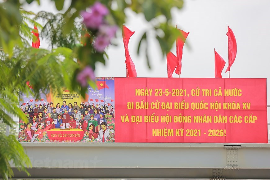 Улицы Ханоя ярко украшены флагами и цветами, чтобы приветствовать большои всенациональныи праздник hinh anh 15