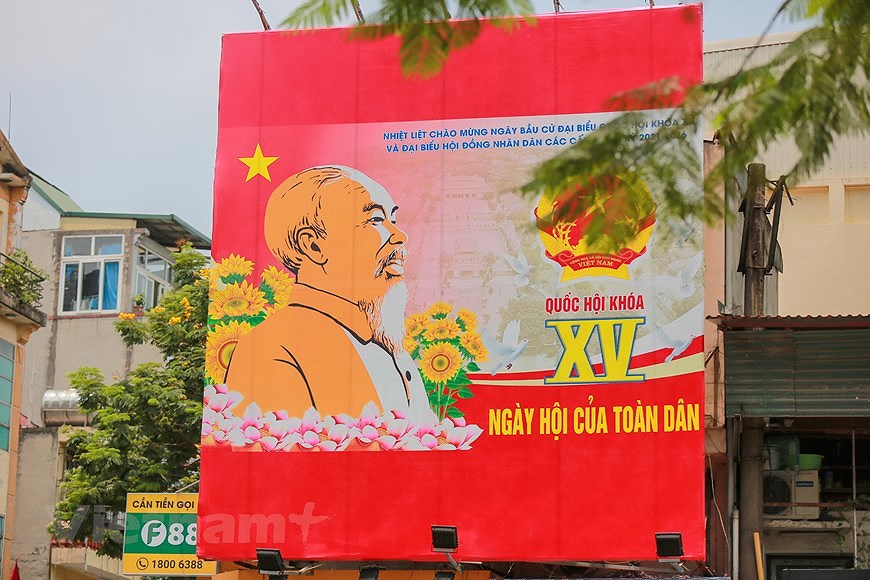 Улицы Ханоя ярко украшены флагами и цветами, чтобы приветствовать большои всенациональныи праздник hinh anh 18