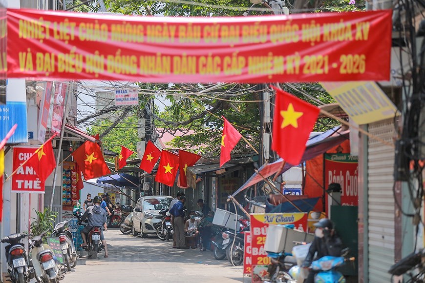 Улицы Ханоя ярко украшены флагами и цветами, чтобы приветствовать большои всенациональныи праздник hinh anh 19