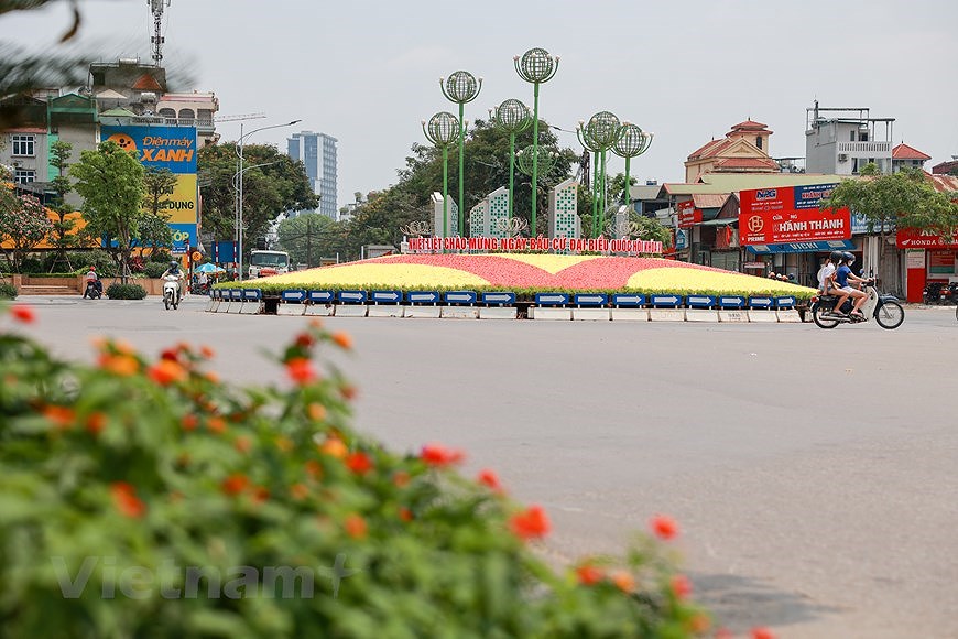 Улицы Ханоя ярко украшены флагами и цветами, чтобы приветствовать большои всенациональныи праздник hinh anh 2