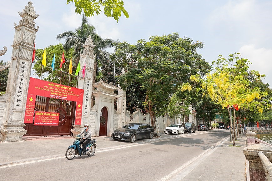 Улицы Ханоя ярко украшены флагами и цветами, чтобы приветствовать большои всенациональныи праздник hinh anh 20