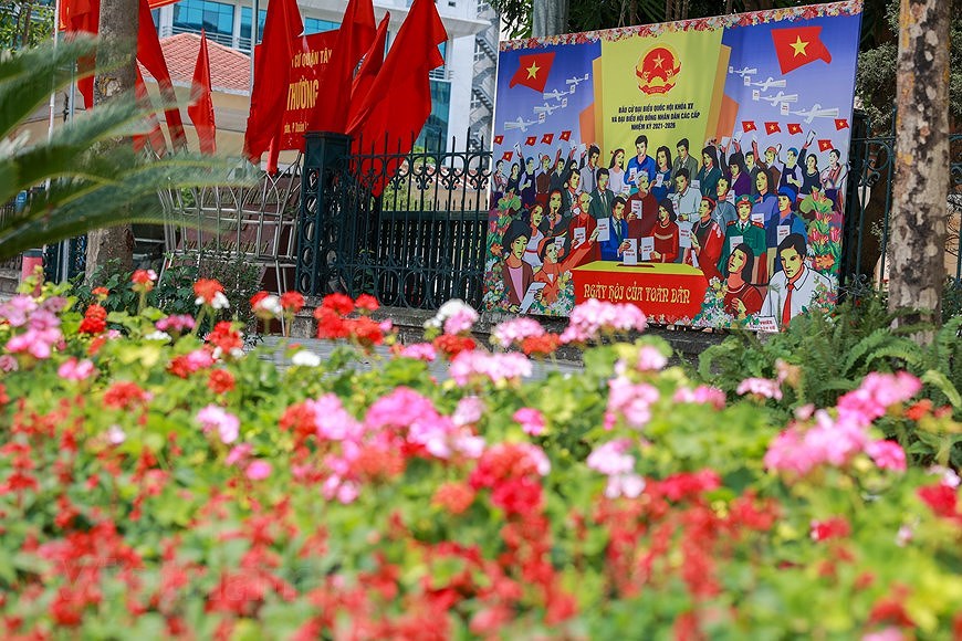Улицы Ханоя ярко украшены флагами и цветами, чтобы приветствовать большои всенациональныи праздник hinh anh 21