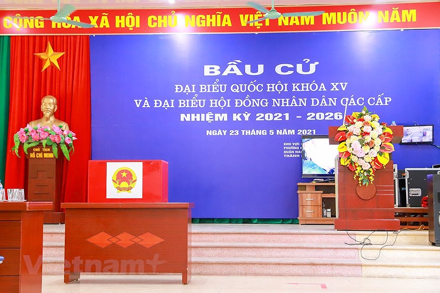 Улицы Ханоя ярко украшены флагами и цветами, чтобы приветствовать большои всенациональныи праздник hinh anh 24