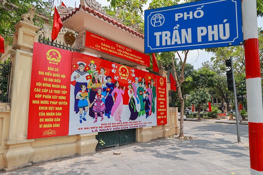 Улицы Ханоя ярко украшены флагами и цветами, чтобы приветствовать большои всенациональныи праздник hinh anh 3