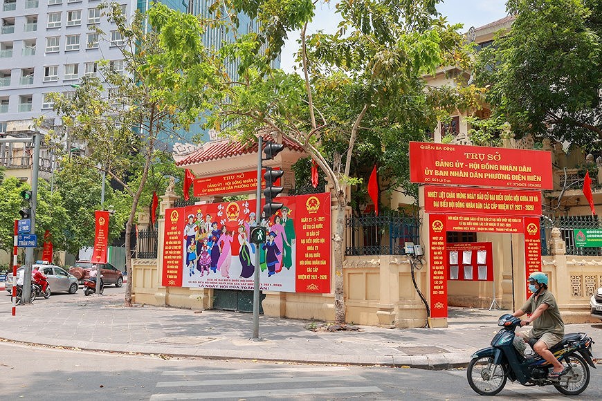 Улицы Ханоя ярко украшены флагами и цветами, чтобы приветствовать большои всенациональныи праздник hinh anh 4