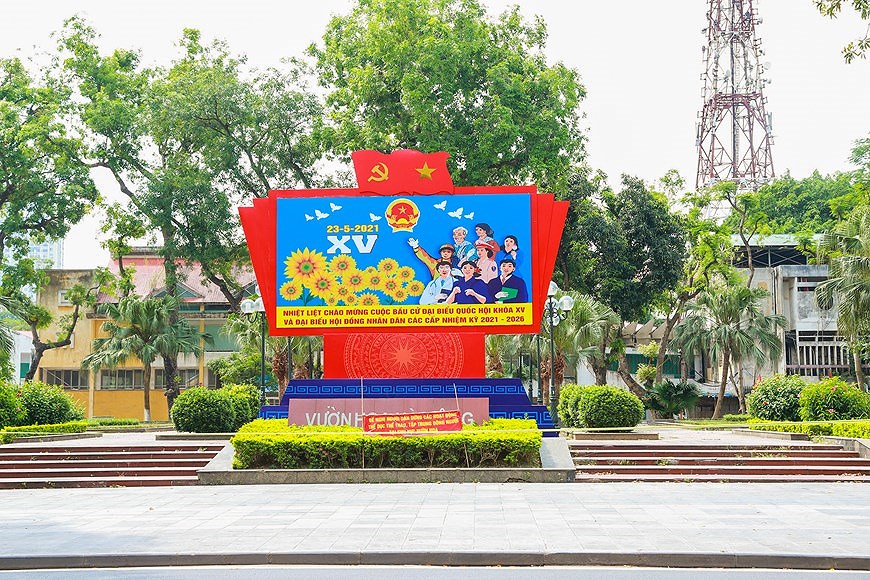 Улицы Ханоя ярко украшены флагами и цветами, чтобы приветствовать большои всенациональныи праздник hinh anh 7