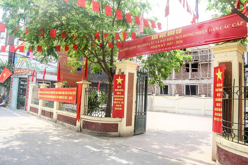 Улицы Ханоя ярко украшены флагами и цветами, чтобы приветствовать большои всенациональныи праздник hinh anh 9
